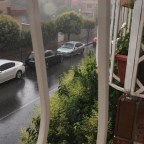 DESDE LA CALLE DESDE LA CALLE  LA MAÑANA ES OTOÑAL, SERENA LA LLUVIA SILENCIOSA EL SOL NO LLEGA A ESAS HOJAS.  LOS ÁRBOLES SE INCLINAN Y SE HACE UNA ALFOMBRA ESOS COLORES… LA TIERRA ES HERMOSA !!!  ES ESE SUEÑO DE VIDA PRODIJIOSA SE VE TERNURA SILENCIOSA, ¡ TODO AMOR… ASI SON LAS BELLAS COSAS !!!  CON CARIÑO A MIS AMIGOS…  VIERNES 11 NOVIEMBRE DE 2022.